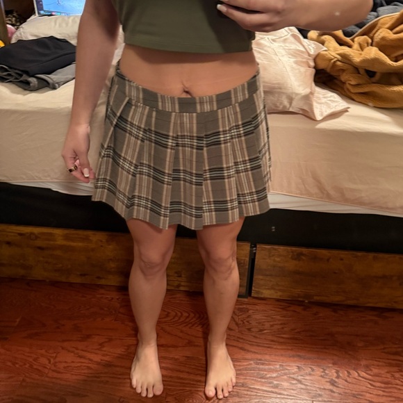 Garage Pleated Plaid Skirt in Beige and Black - Picture 5 of 6